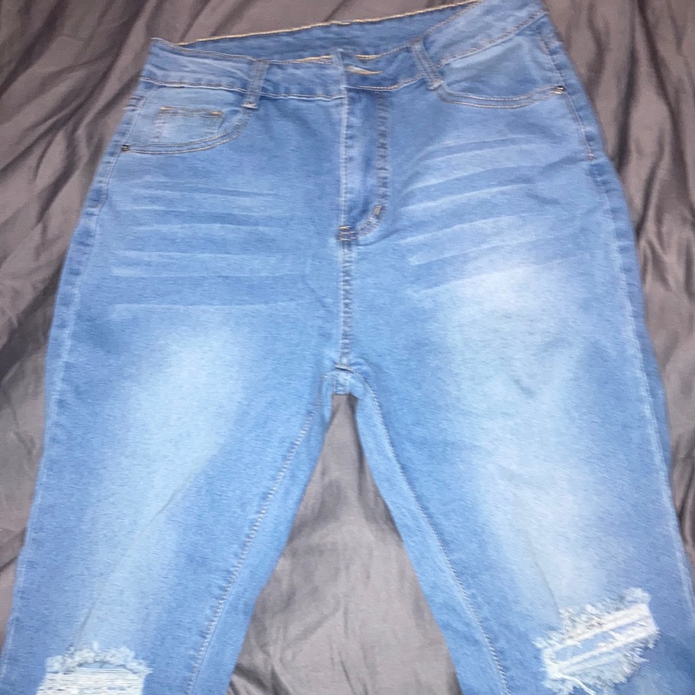 I’m selling this Because they didn’t fit me